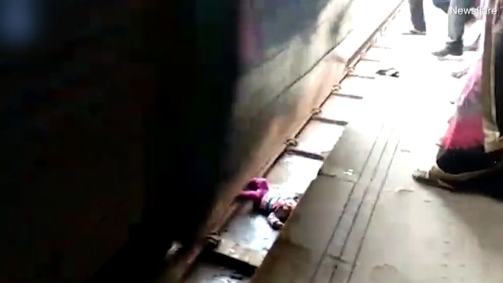 Una bebé india sale ilesa tras caer a las vías del tren