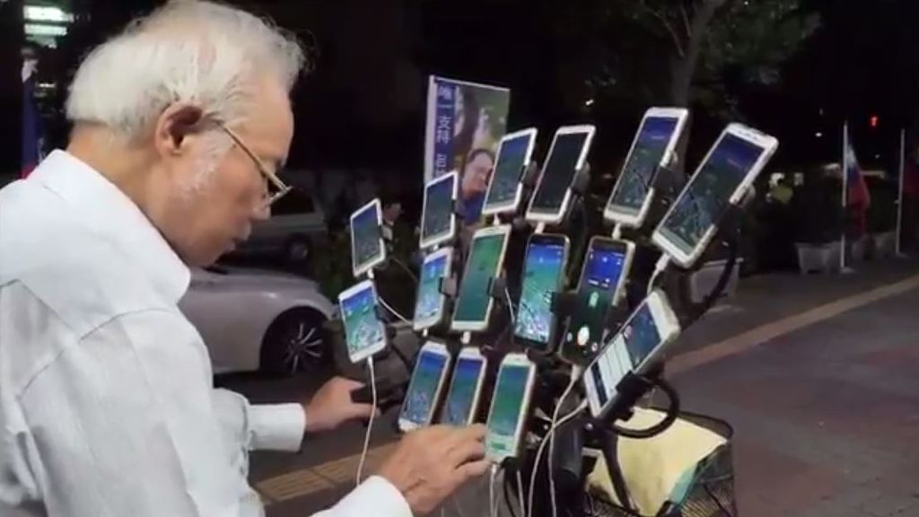 Una bicicleta, 15 móviles y 70 años: el 'Abuelo Pokemon' que recorre las calles de Taiwan jugando a 'Pokemon Go'