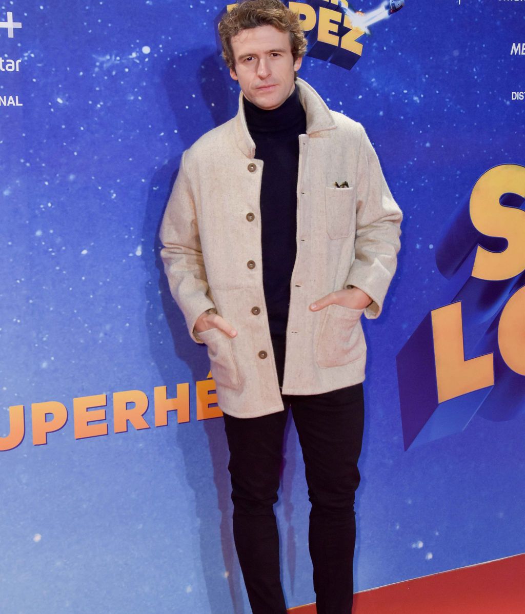 Diego Martín con una trenca gris también acudió al estreno