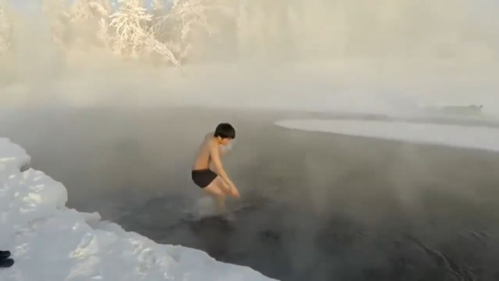 Un japonés se baña semidesnudo en el pueblo más frío del mundo, a -60ºC