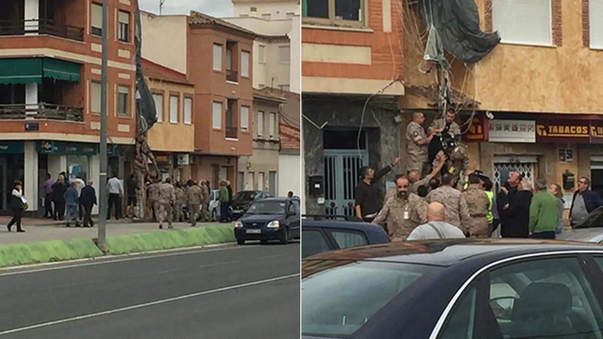 Un militar queda enganchado del tejado con su paracaídas al perder el conocimiento en el salto