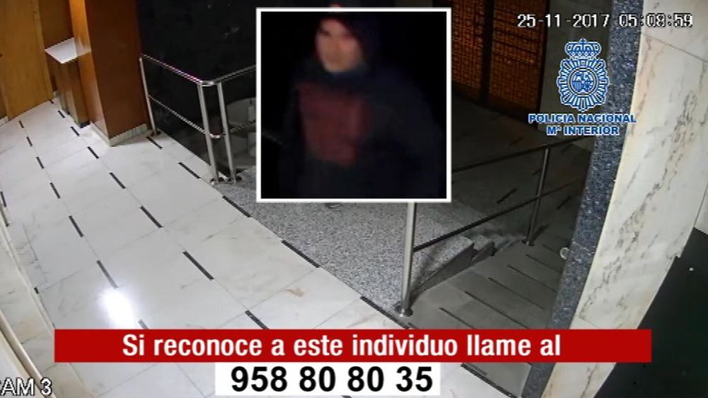 Si reconoce a este hombre, avise a la policía