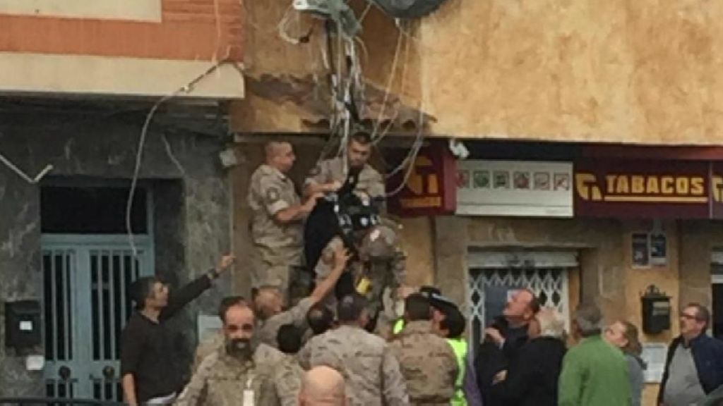 Un paracaidista acaba colgado de una antena de televisión