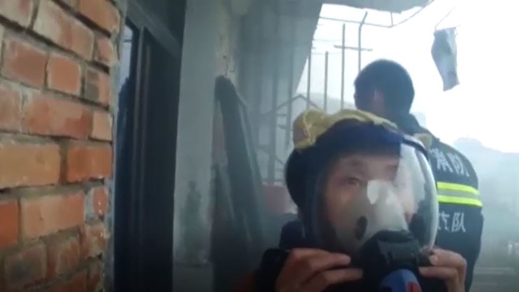 Un policía chino se convierte en héroe tras salvar a una mujer en un incendio