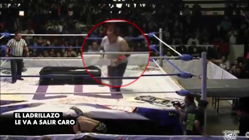 Le deja K.O. lanzándole un ladrillo de cemento a la cabeza: la acción que avergüenza a la lucha mexicana