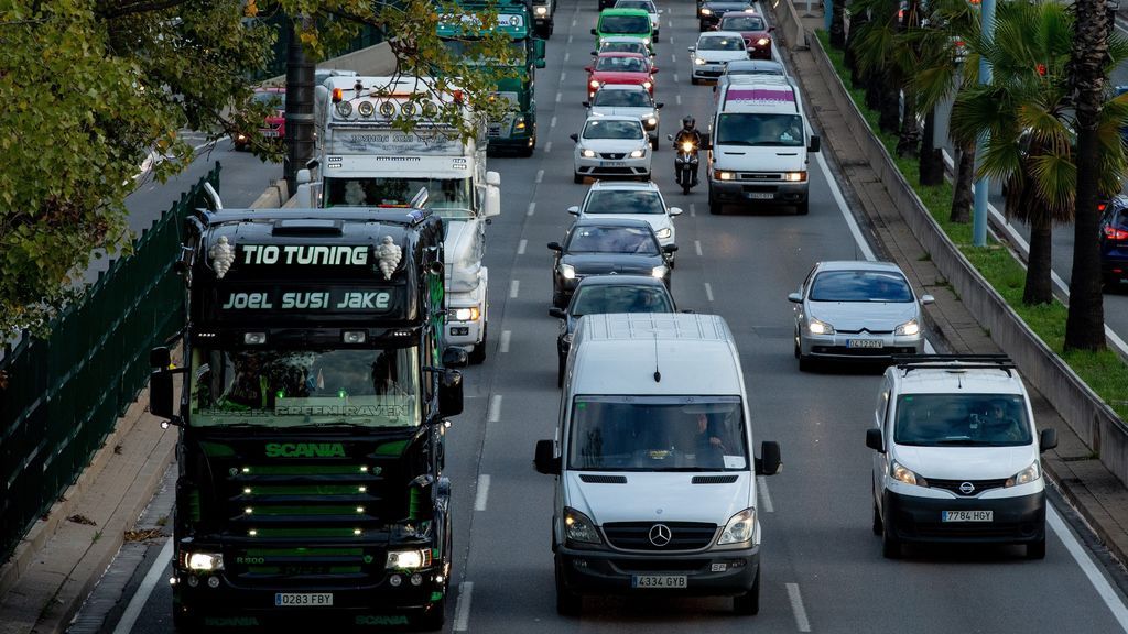 Los camioneros  a marcha lenta bloquean varias salidas de Barcelona