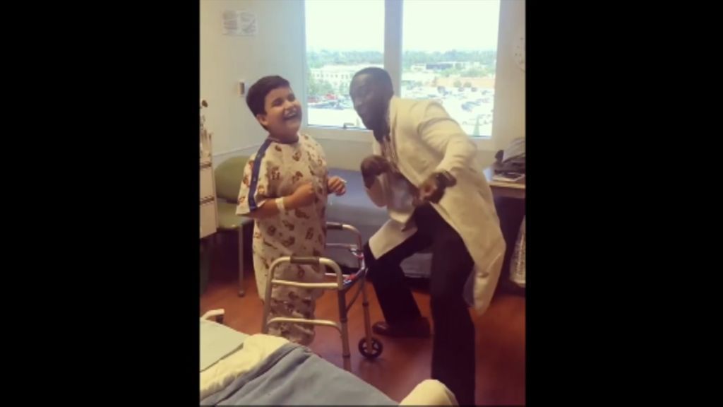 El 'dancing doctor' baila con sus pacientes para sacarles una sonrisa