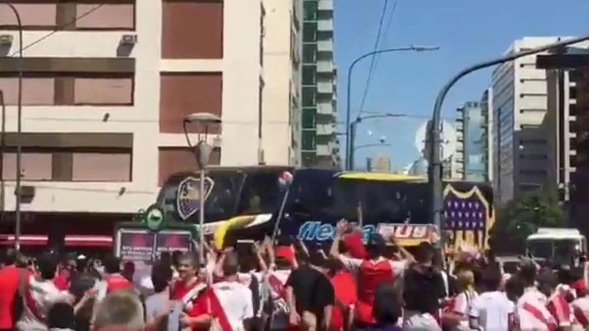 Escándalo en la Copa Libertadores: la final se retrasa una hora tras un ataque con piedras y gas pimienta al autobús de Boca Juniors Escándalo en la Copa Libertadores: la final se retrasa una hora tras un ataque con piedras y gas pimienta al autobús de Boca Juniors