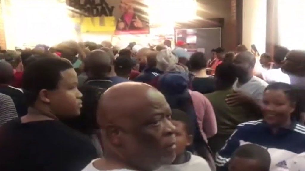 Caos por el Black Friday a la entrada de un centro comercial en Sudáfrica