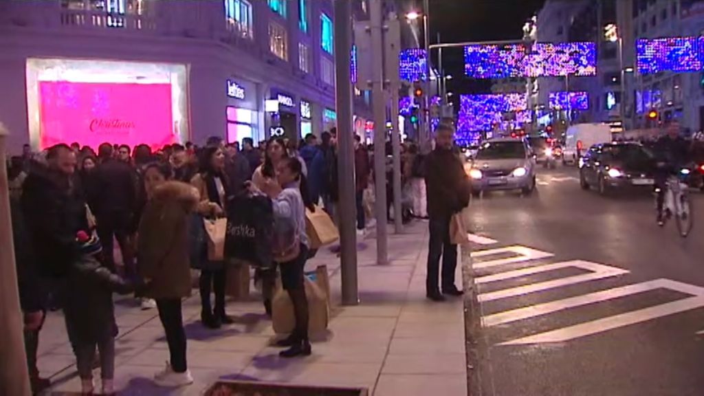 Los peatones disfrutan de la nueva Gran Vía madrileña