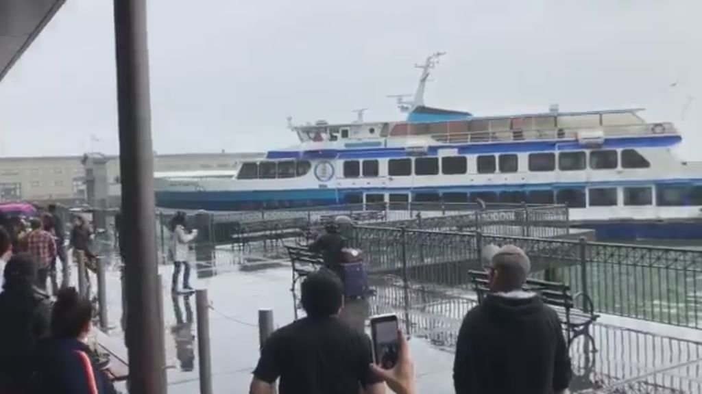 Un ferry con 53 pasajeros a bordo se estrella contra un muelle en San Francisco Un ferry con 53 pasajeros a bordo se estrella contra un muelle en San Francisco