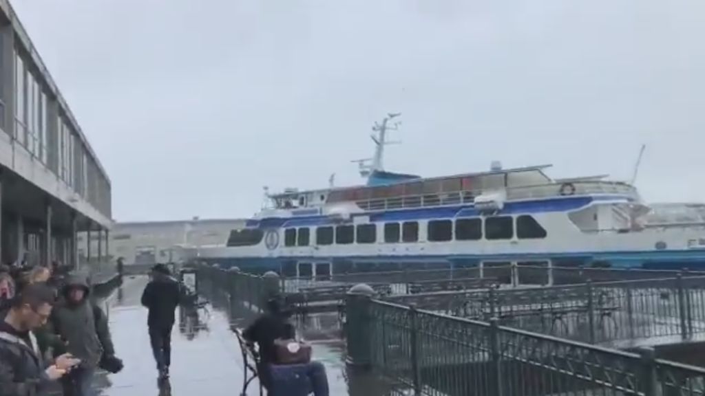 Un ferry choca contra un muelle en San Francisco: un adulto y un menor, heridos