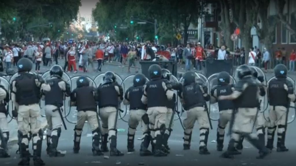 Brutal batalla campal en Buenos Aires entre hinchas y policías en la previa de la Copa Libertadores