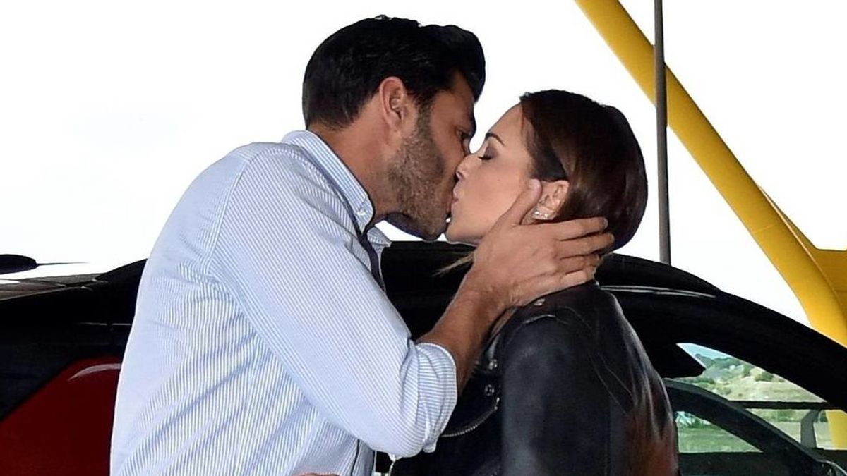 Paula Echevarría y Miguel Torres, o cómo comerse a besos en bucle en las redes