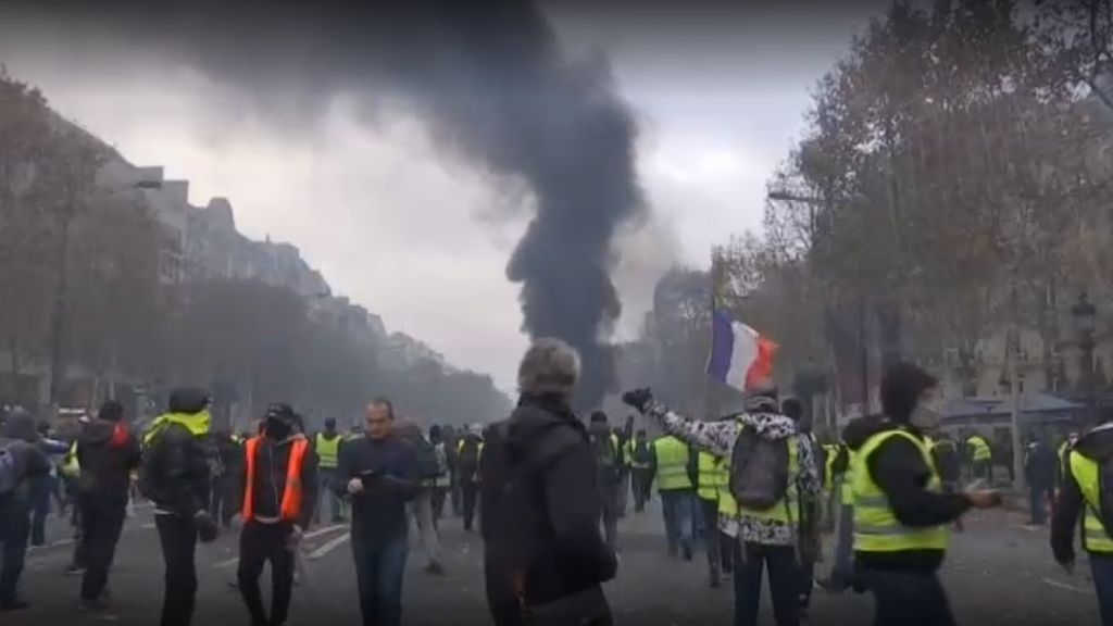 Arde París por los graves enfrentamientos entre los 'chalecos amarillos' y la policía