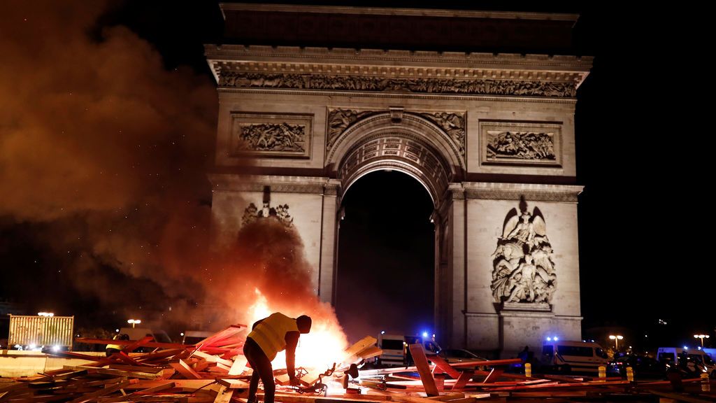 'Chalecos amarillos': París arde por la subida de los carburantes
