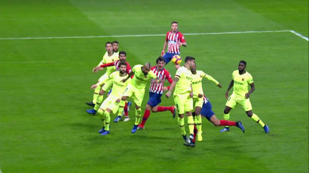 La jugada polémica del Atlético – Barcelona: posible mano de Arturo Vidal en el área