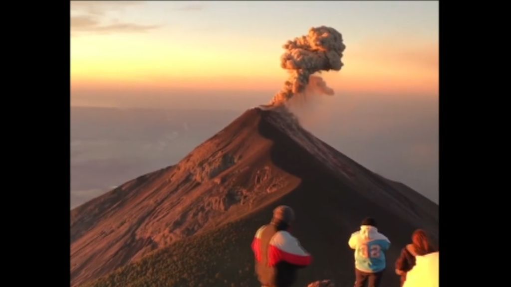 Una turista capta el momento en el que un volcán entra en erupción