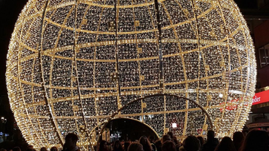 El alcalde de Vigo inaugura la iluminación navideña: "Happy Christmas de John Lennon"