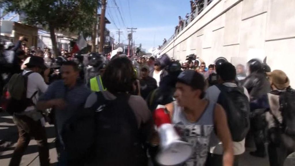 Tensión y gases lacrimógenos en la frontera entre Estados Unidos y México
