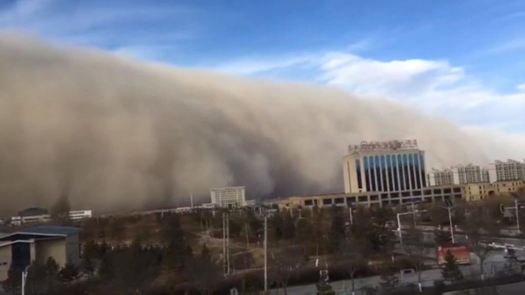 Una tormenta de arena, a punto de engullir una ciudad en el norte de China