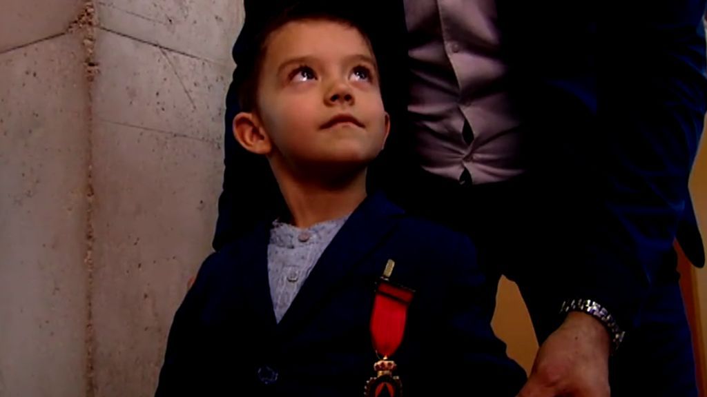 A sus cuatro años recibe una medalla por ser todo un héroe