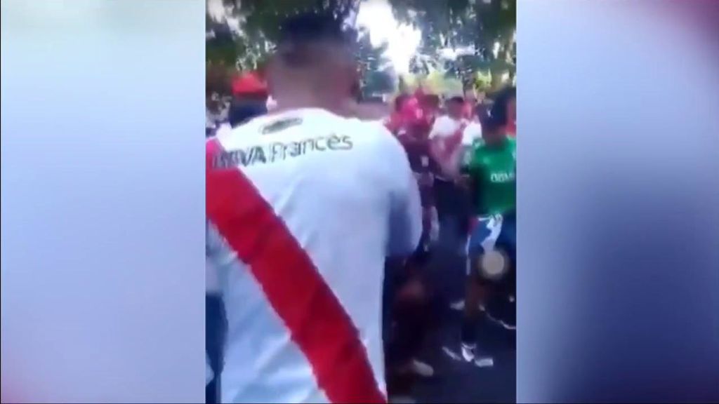 Hinchas de River Plate matan a un cerdo a golpes en plenos disturbios de la Libertadores