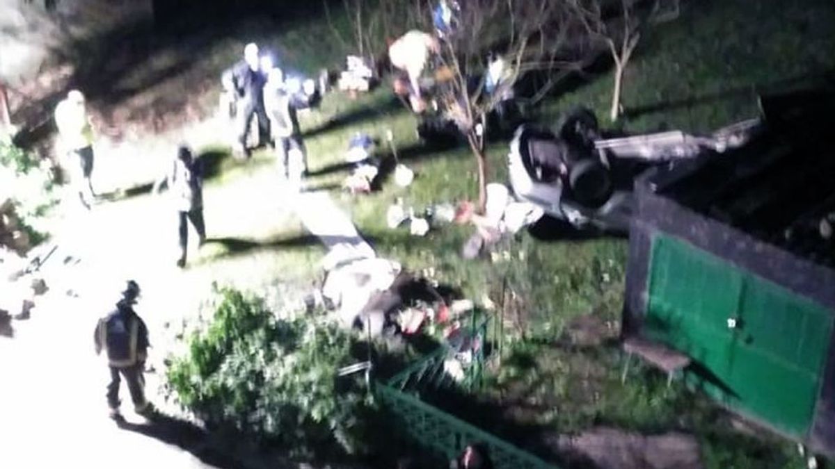 Una muerta y cuatro heridos al caer con el coche por un terraplén en Asturias