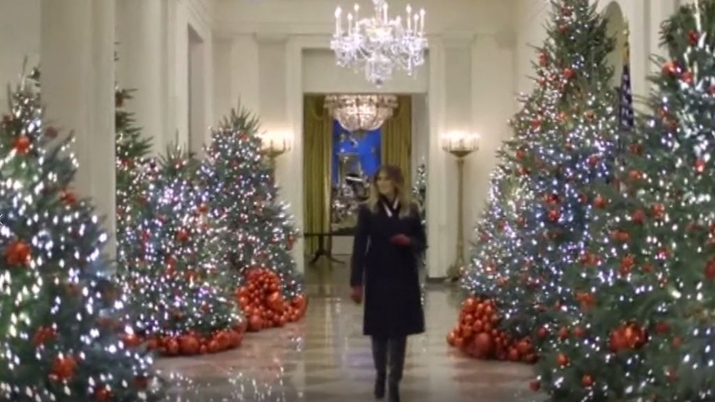 Melania hace el tour de la decoración navideña de la Casa Blanca