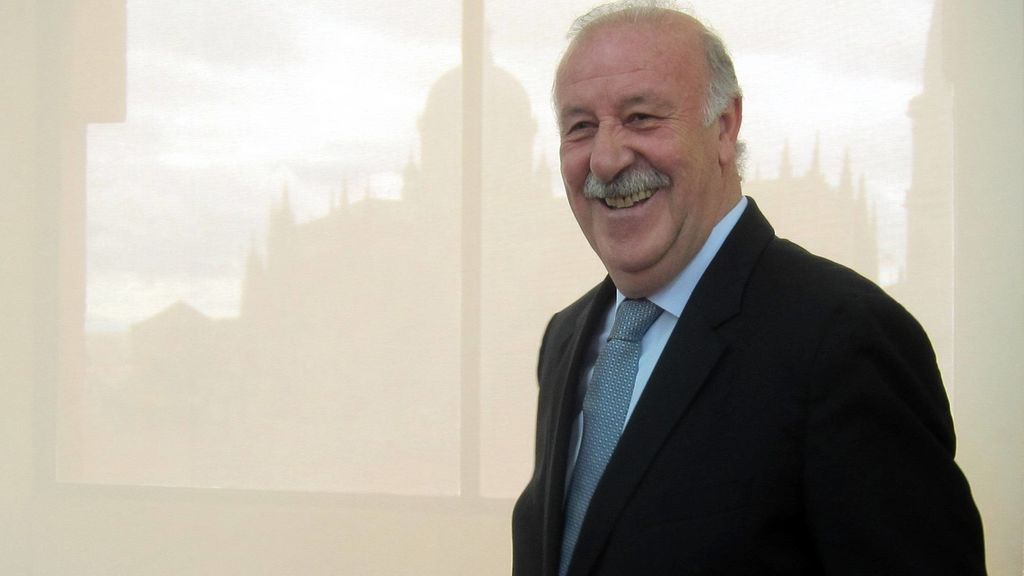 Vicente del Bosque sorprende a todos y aparece sin bigote en la entrega de unos premios Vicente del Bosque sorprende a todos y aparece sin bigote en la entrega de unos premios