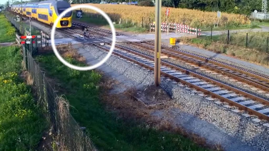 Un ciclista se salva de ser arrollado por un tren por cuestión de segundos