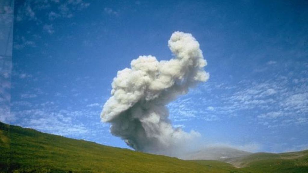 El volcán Ebeko lanza una columna de cenizas de 5 kilómetros sobre el nivel del mar