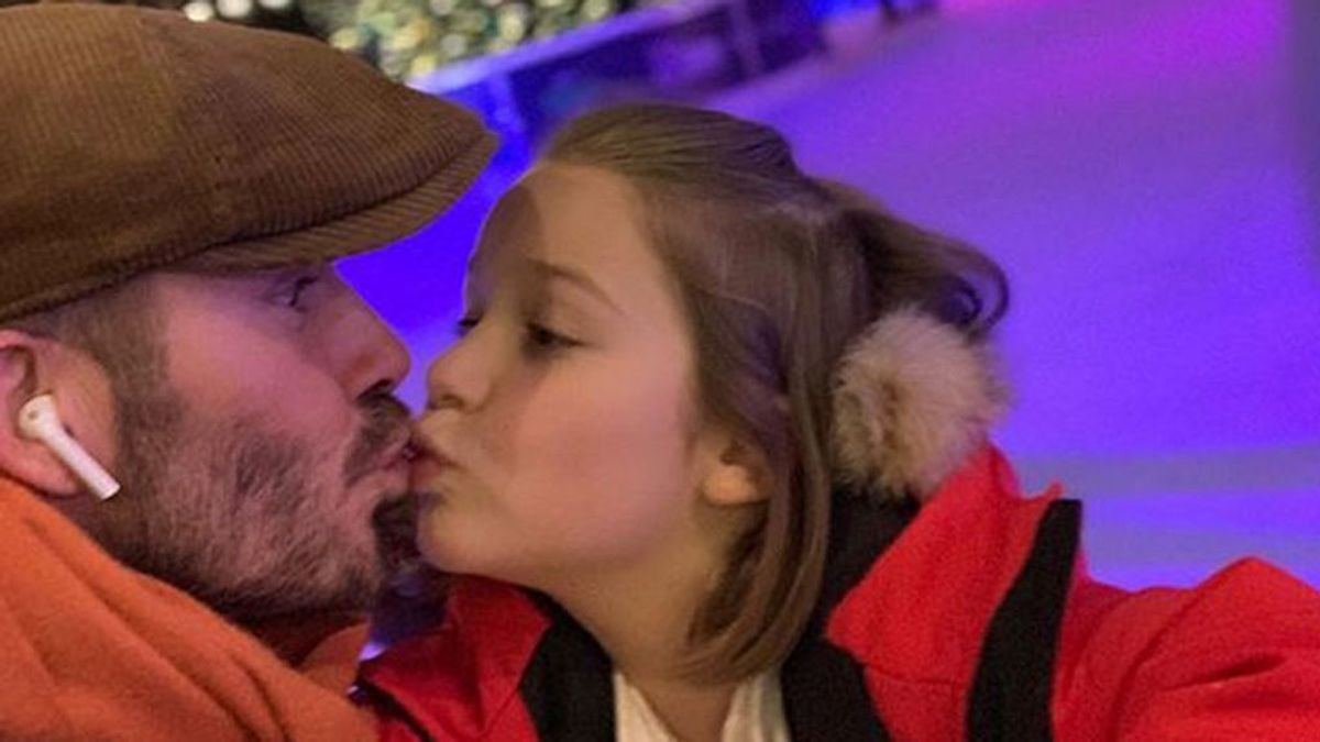Duras críticas a David Beckham por publicar una foto besando en los labios a su hija de 7 años
