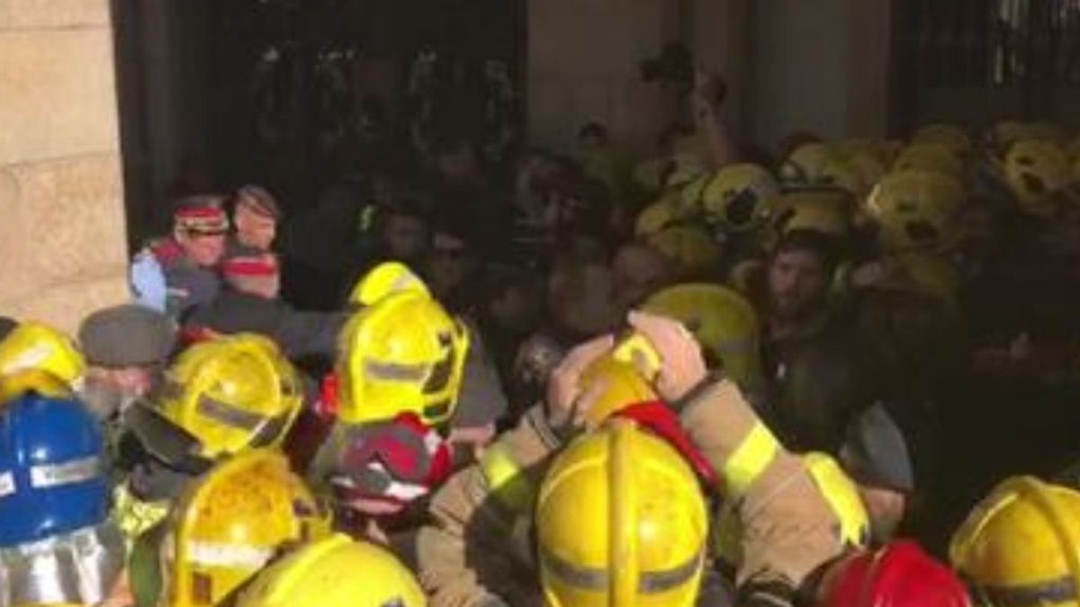 Alta tensión entre los bomberos y los Mossos a las puertas del Parlament