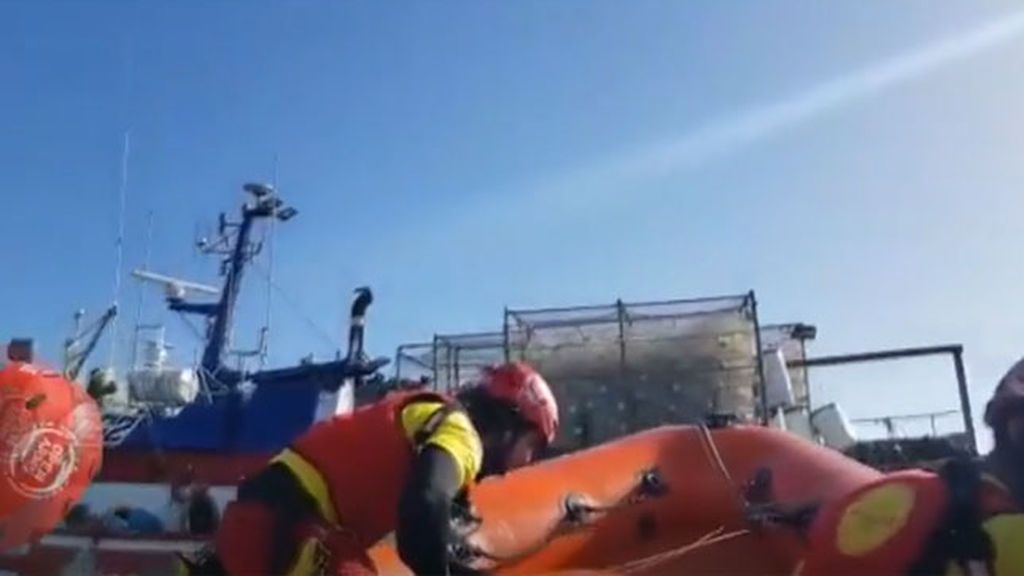 Momentos de incertidumbre en el pesquero de Santa Pola que rescató a los 12 inmigrantes