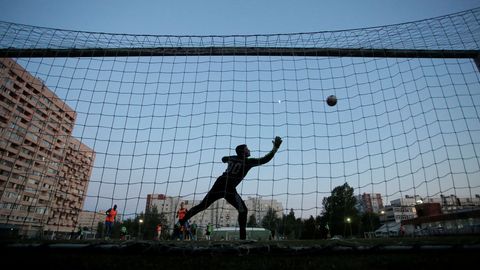 Un club irlandés da por muerto a uno de sus futbolistas y le dedica por  error un minuto de silencio