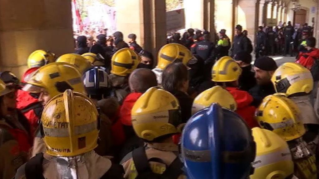 Alta tensión entre los bomberos y los Mossos a las puertas del Parlament