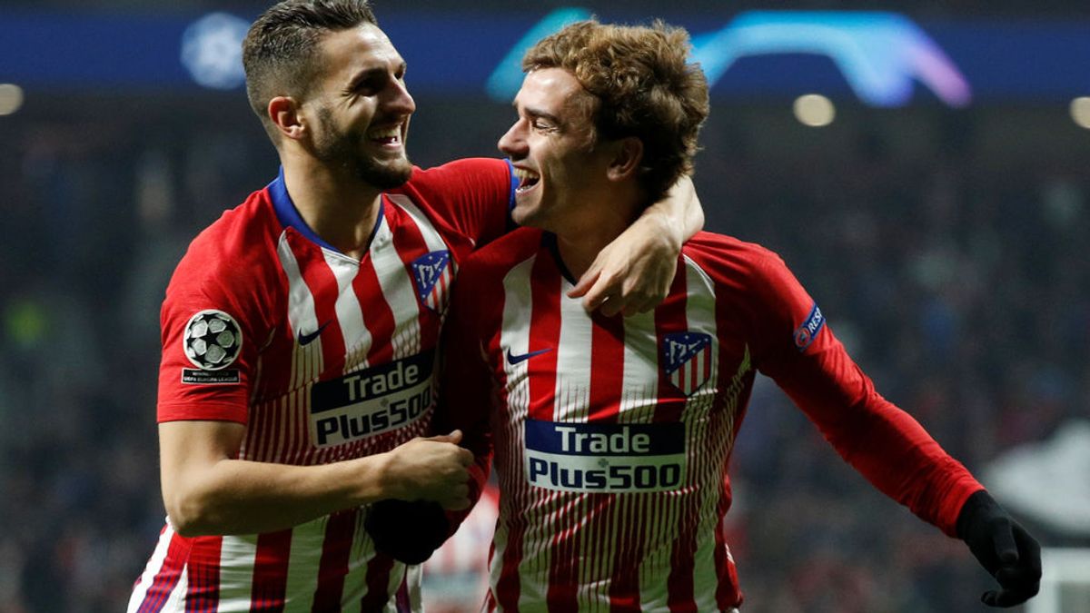 El precioso gesto de Griezmann con un niño en el Metropolitano: se le desatan los cordones y el francés se los ata sin pensárselo El precioso gesto de Griezmann con un niño en el Metropolitano: se le desatan los cordones y el francés se los ata sin pensárselo