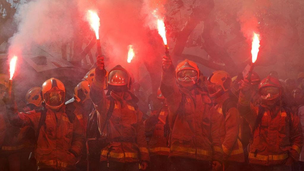 Médicos, bomberos y estudiantes, unidos en pie de guerra contra los recortes de la Generalitat