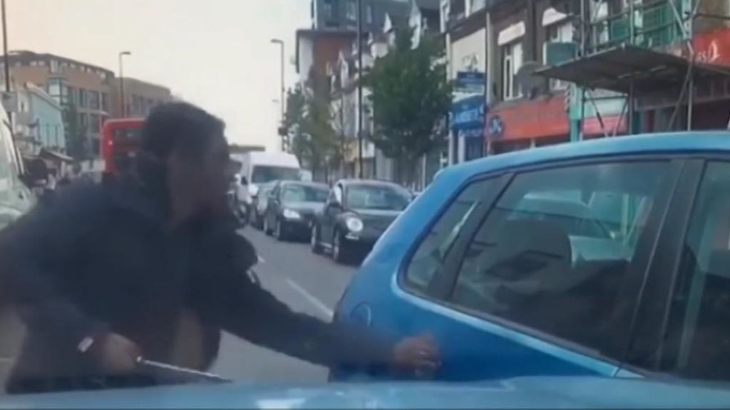 Un ciclista acosa con un cuchillo de grandes dimensiones al conductor de un coche en Londres