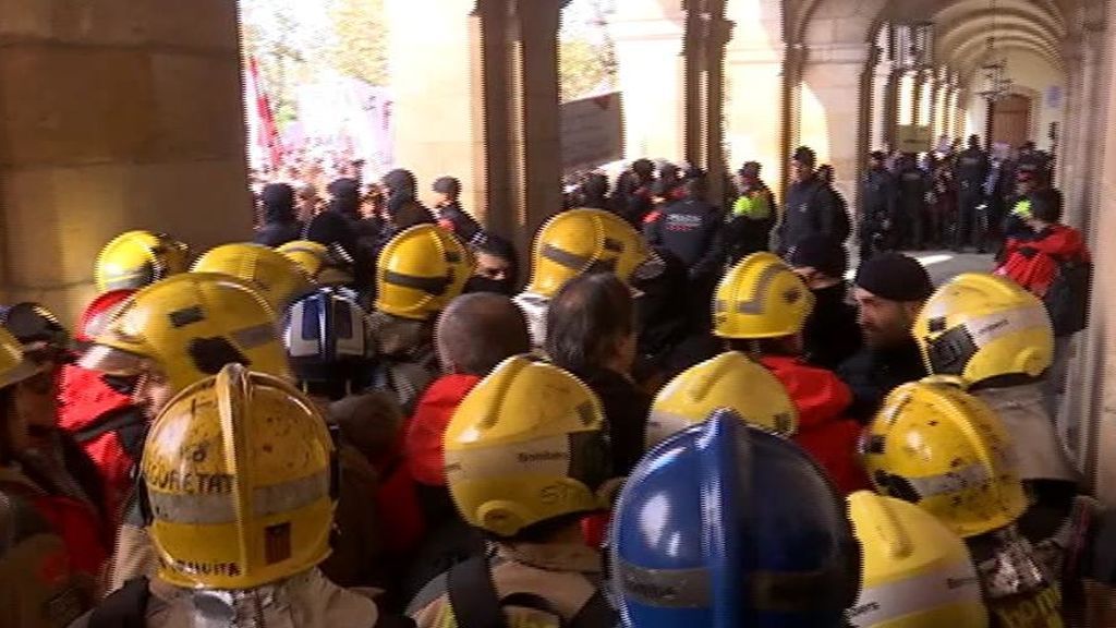 Violencia a las puertas del Parlament con bomberos y médicos: los enfrentamientos obligan a cerrar las puertas