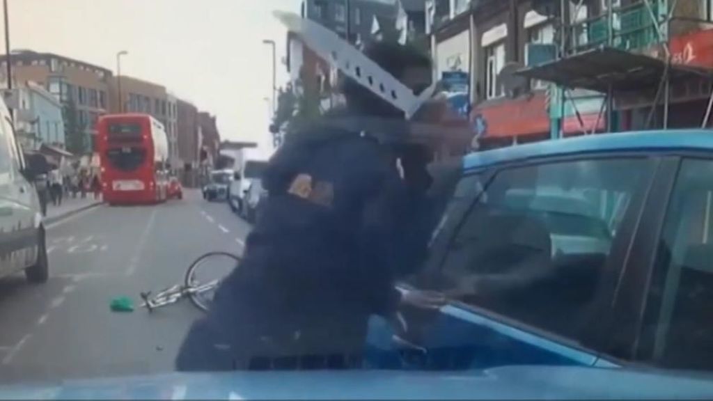 Aterrador encontronazo entre un conductor y un ciclista armado con un gran cuchillo en Londres