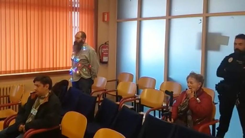 Disfrazado de alumbrado, pide una política social real en Vigo