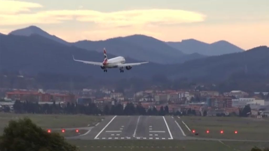 Aterrizar en el aeropuerto de Bilbao, un desafío para los pilotos por el fuerte viento