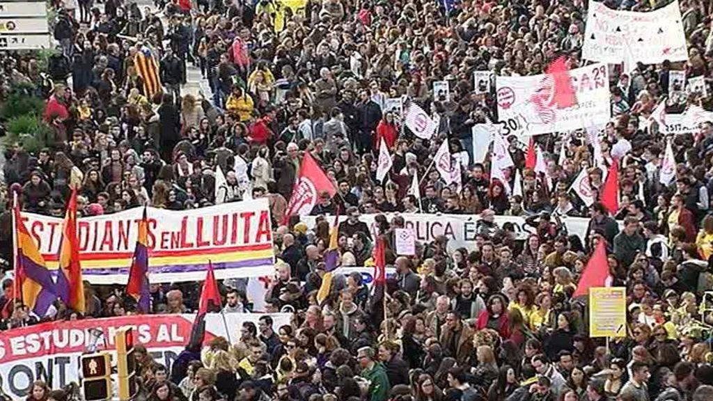 Médicos, estudiantes y funcionarios toman las calles de Barcelona