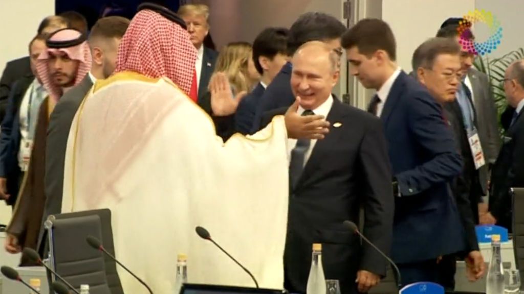 El príncipe saudí tiene un amigo en el G20: así se ha saludado con Putin