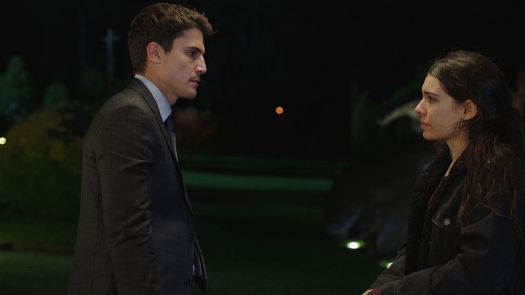 Mario (Álex González) y Lara (Claudia Traisac), en el capítulo 11 de 'Vivir sin permiso'.