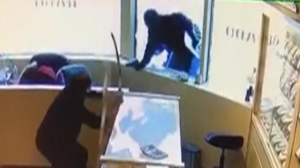 Espadas contra pistolas para impedir un robo