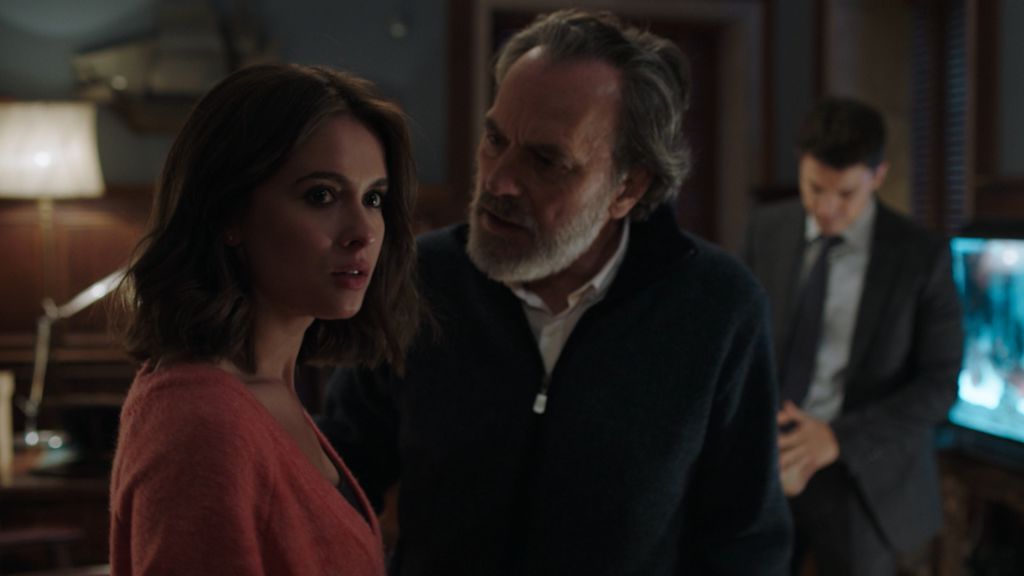 Nina (Giulia Charm) y Nemo (Jose Coronado) en el capítulo 11 de 'Vivir sin permiso'.