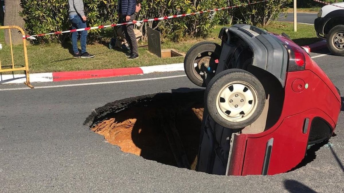 El asfalto se traga un coche en una rotonda de Huelva
